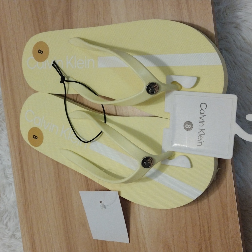 Calvin Klein Seelie Light Yellow Flip Flops Women's Size 8 🆕
